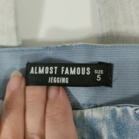 Almost Famous Light Wash Jegging Skinny Jeans - size 5 - Picture 2 of 7